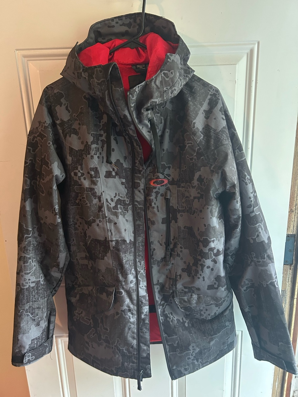 Oakley Men’s Gray Black Camo Jacket with Red Interior